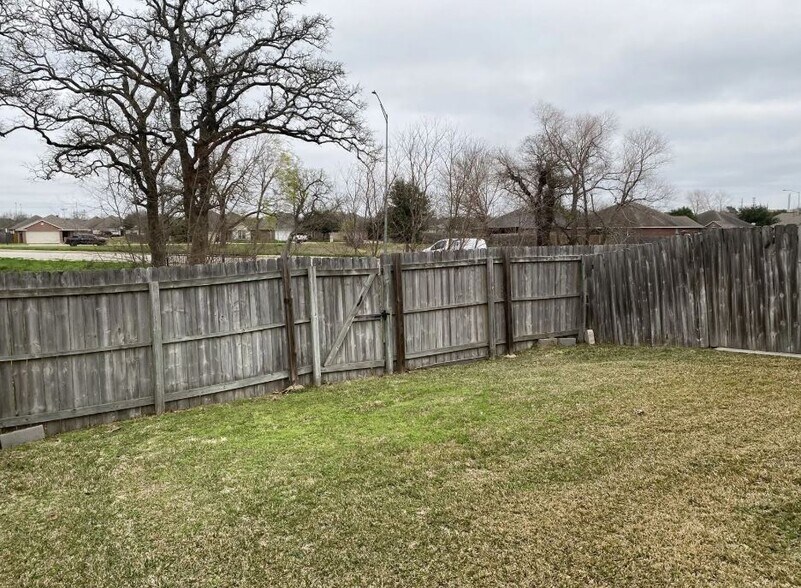 Building Photo - 947 Willow Pond St