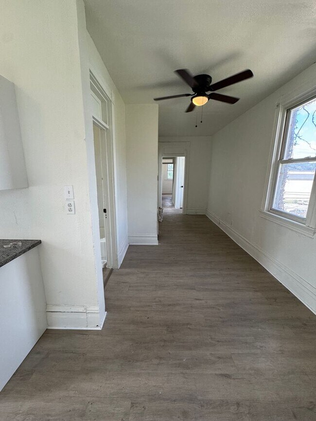 Building Photo - 540 W 7th Ave