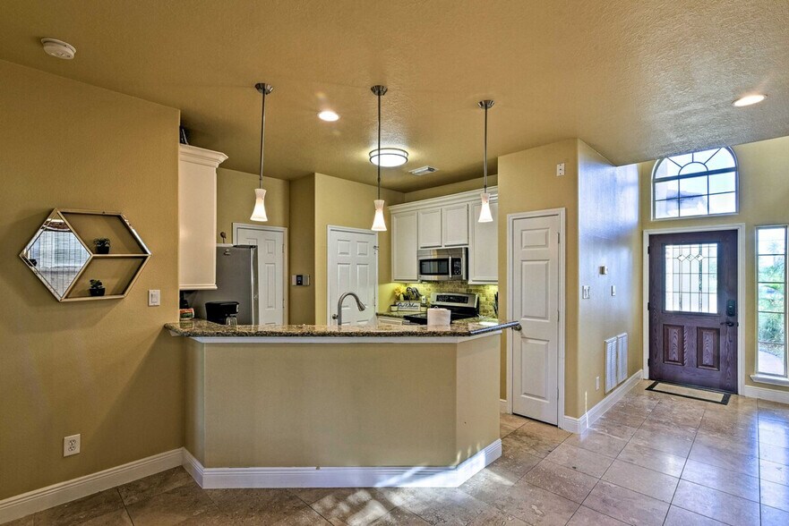 Building Photo - 2735 Broadway St