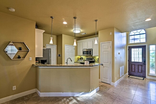 Building Photo - 2735 Broadway St