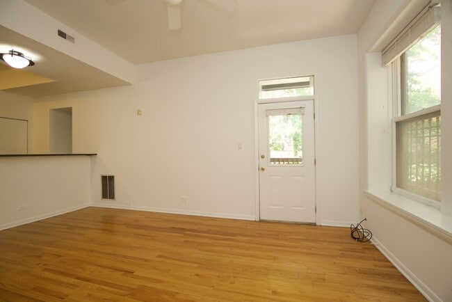 Building Photo - 2464 N Geneva Terrace