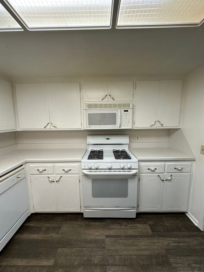 Building Photo - 4 Bed, 2 Bath house w/1 car garage