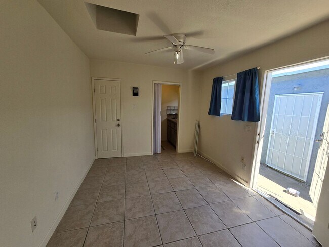 Building Photo - 2313