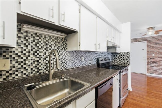 Building Photo - 940 Adam Dr