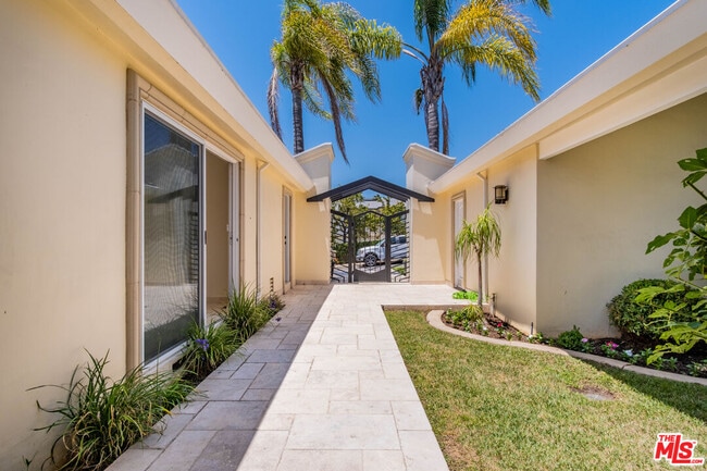 Building Photo - 480 N Robinwood Dr