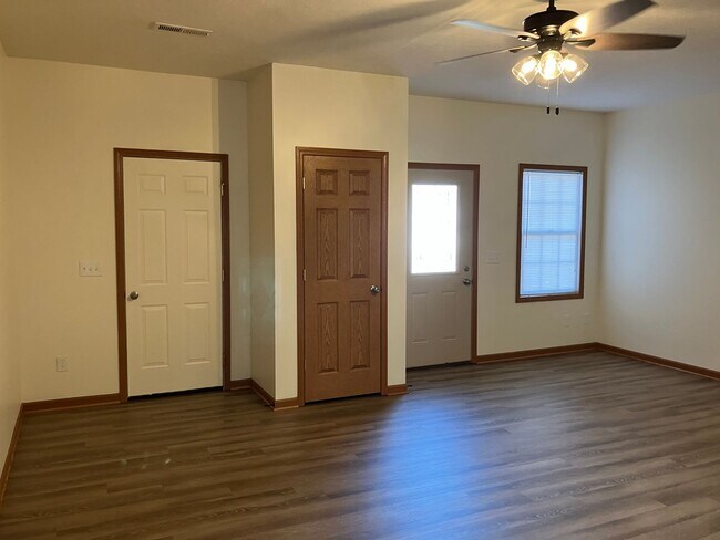 Building Photo - 1011 Laurel Tree Ct