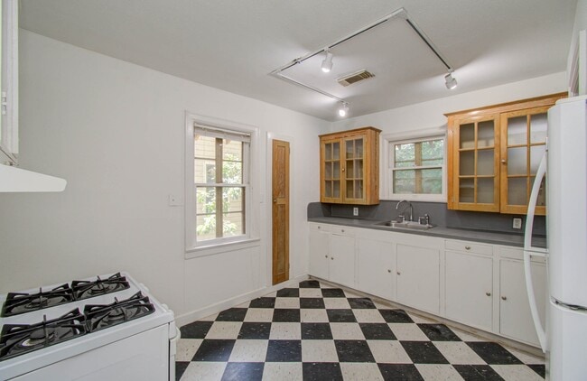 Building Photo - 1428 Wentworth St