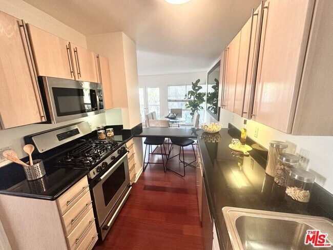 Building Photo - 330 S Barrington Ave