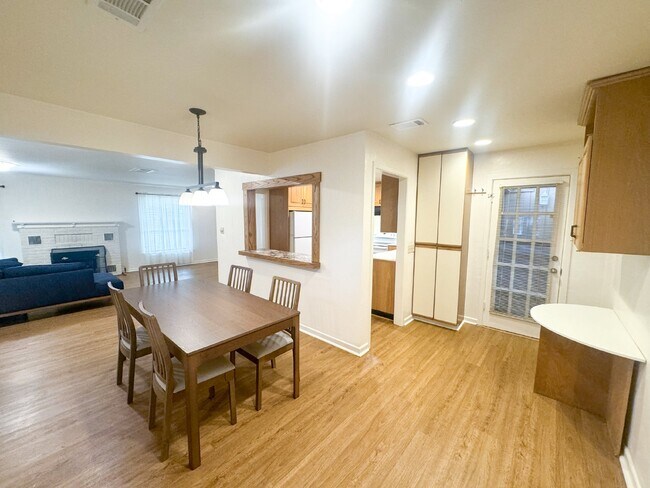 Building Photo - Adorable single story home in Landa Park E...