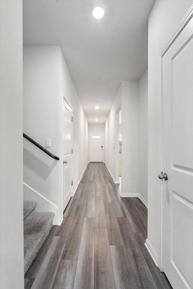 Building Photo - Huge 5-Bedroom Home for Lease in South Austin