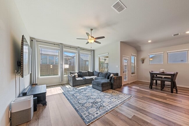 Building Photo - 1020 Highland Vista