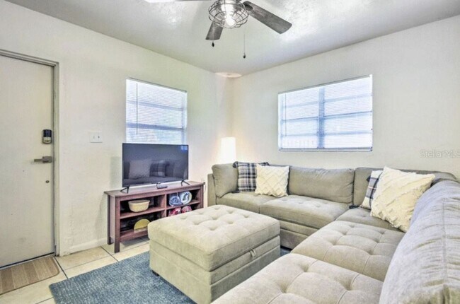 Building Photo - 2/1 unfurnished duplex in convenient location and fenced yard- pet friendly!