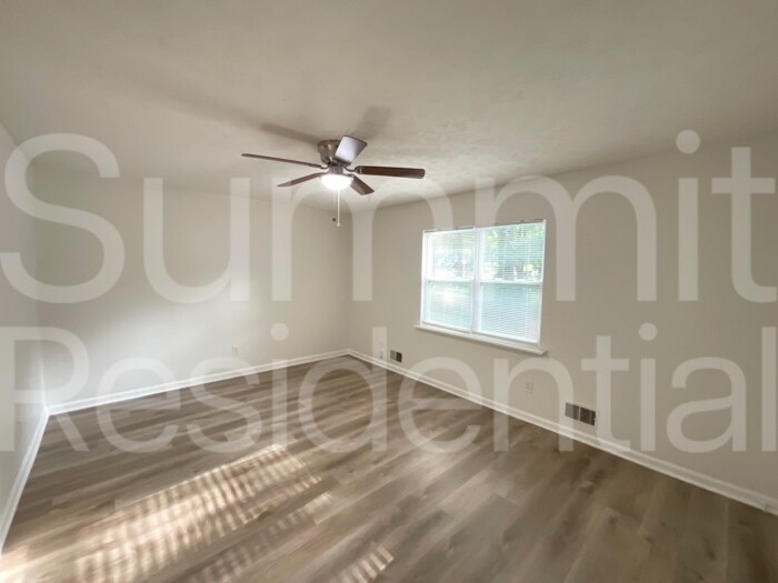 Building Photo - 5950 Stonewall Dr