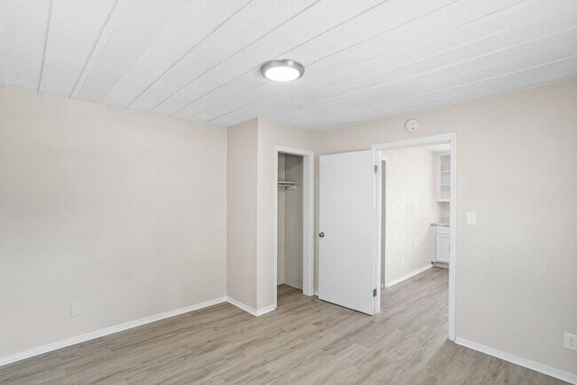 Building Photo - 935 Union St S