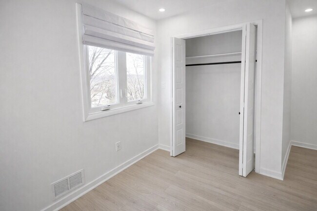 Building Photo - 107 Shoup St