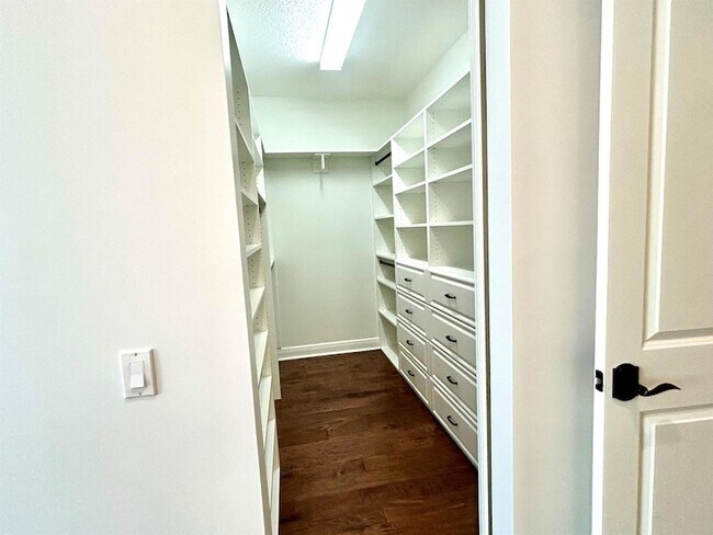 Building Photo - 2024 Foxtail View Ct
