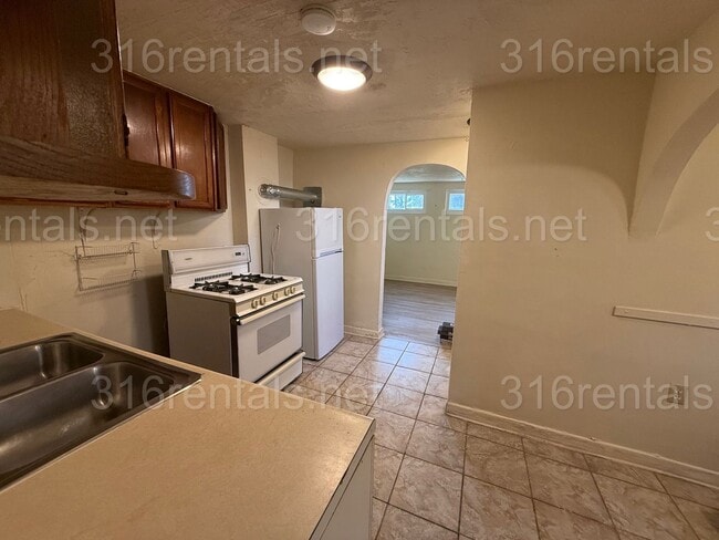 Building Photo - $625 - 1 Nonconforming room / 1 bathroom - Apartment in the McCormick Neighborhood