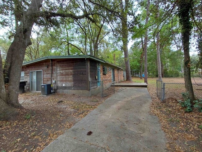 Building Photo - 2412 Almond Dr