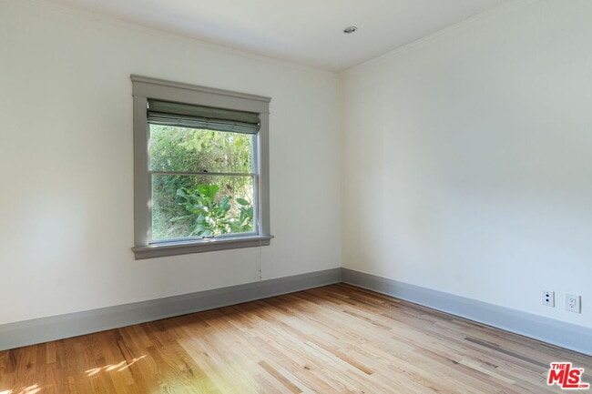 Building Photo - 2027 Canyon Dr