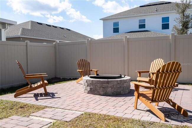 Building Photo - 5090 Shady Pnes Dr