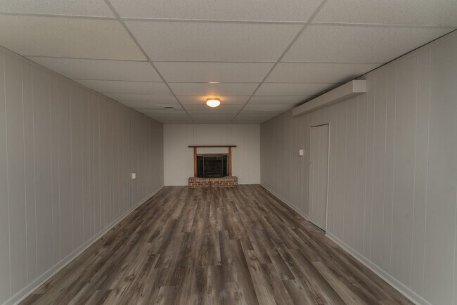 Building Photo - 2ND MONTH'S RENT FREE! Updated 1 bed/1 bat...