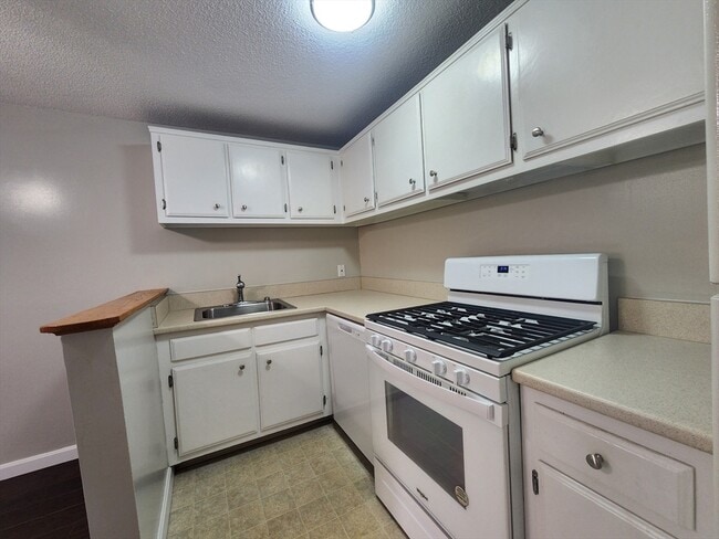 Building Photo - 134 Tyngsboro Rd