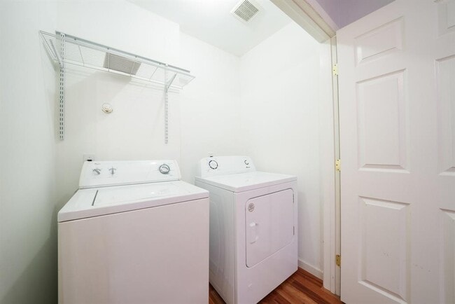 Building Photo - 1403 Broadmoor Dr