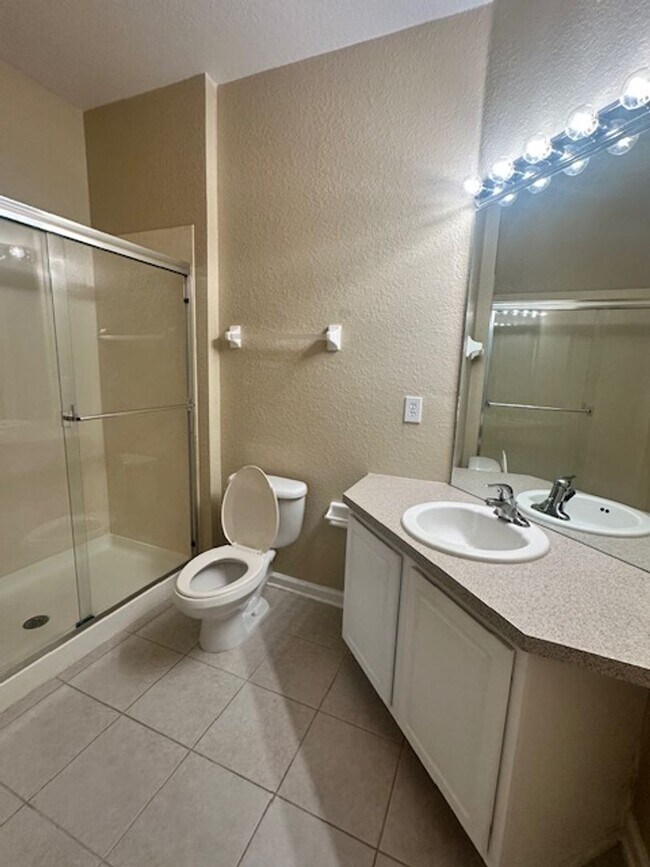 Building Photo - Spacious 3/2 Condo with Pond View!
