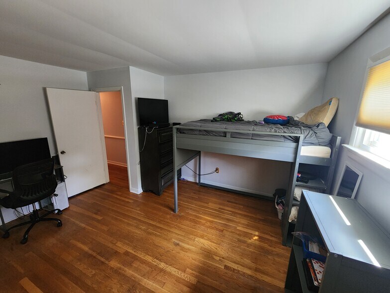 Building Photo - 8176 Surrey Ct