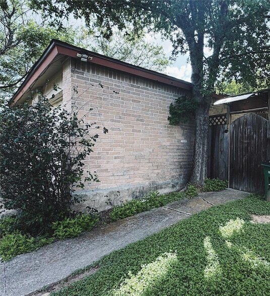 Building Photo - 9906 Hundred Oaks Cir