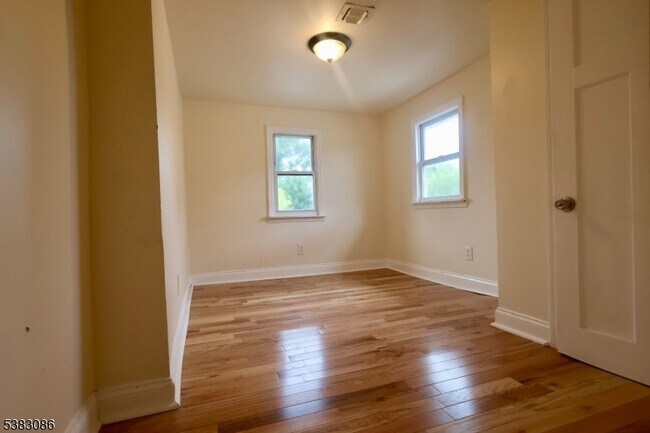 Building Photo - 34-36 Hedden Terrace Unit 3