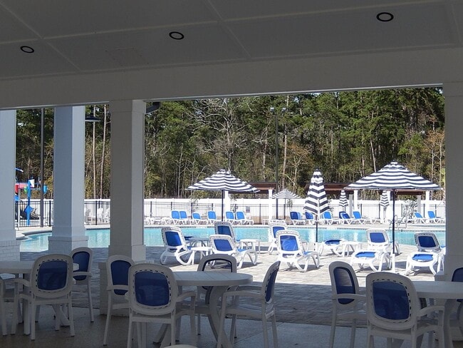 Building Photo - 2886 Fontana St