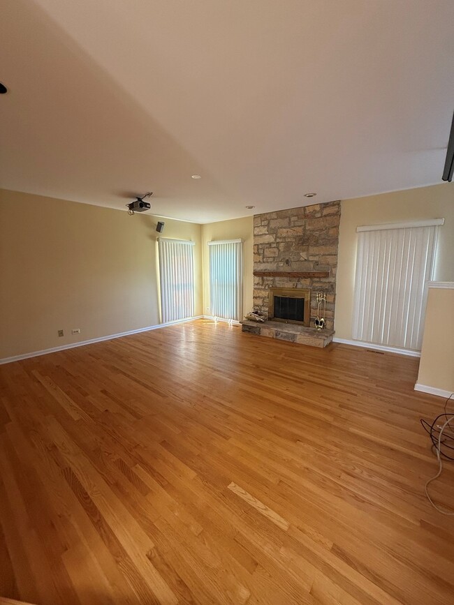 Building Photo - 1062 Dearborn Ln
