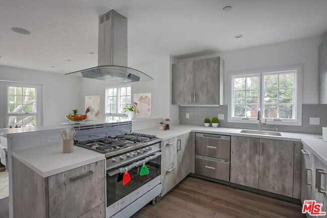 Building Photo - 1105 Alta Loma Rd