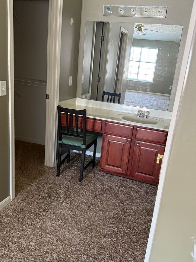 Building Photo - Superb Two Bedroom/Two Bath Condo In Beavercreek