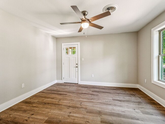 Building Photo - 302 W Collins St