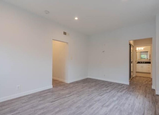 Building Photo - 10332 Floralita Ave