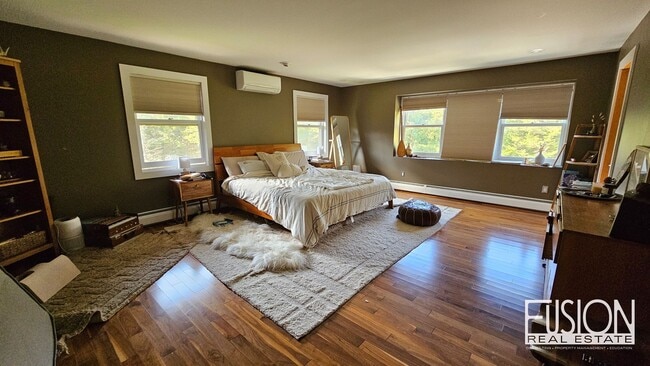 Building Photo - Contemporary 3 bed/2.5 bath on 10 Private Acres with Deeded Lake Access down the Road!