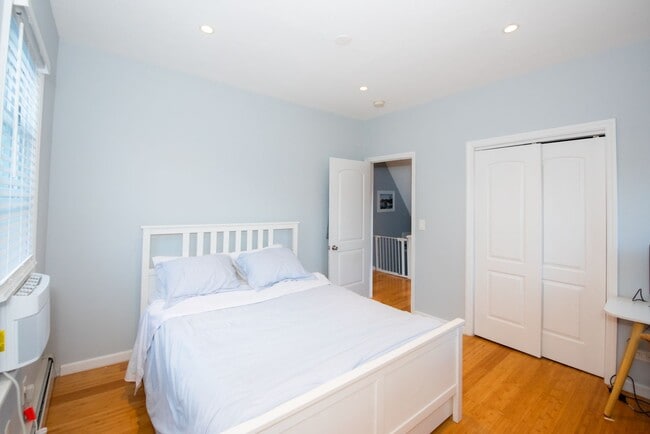 Building Photo - Beautiful 4BD Dutch Colonial Home in Harts...