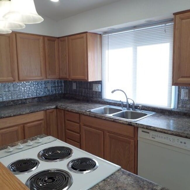 Building Photo - Super Cute & Charming 2-Bedroom Des Moines Home With Giant Fenced Yard!!