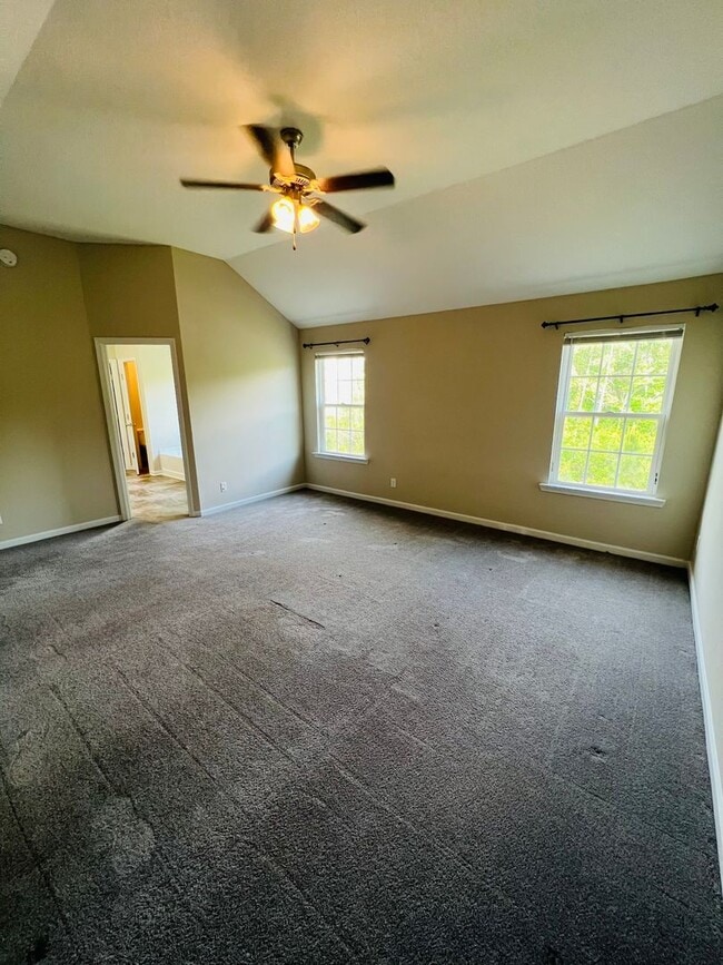 Building Photo - AVAILABLE NOW!