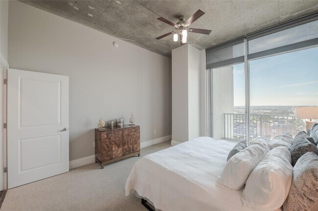 Building Photo - 5927 Almeda Rd