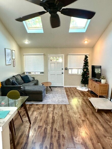 Building Photo - 2101 Sunset Ave