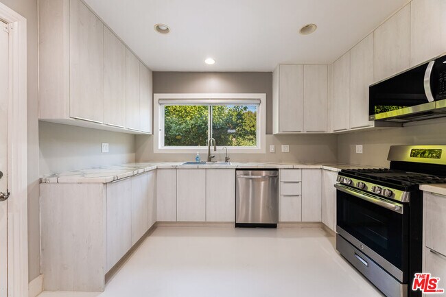 Building Photo - 1112 S Highland Ave