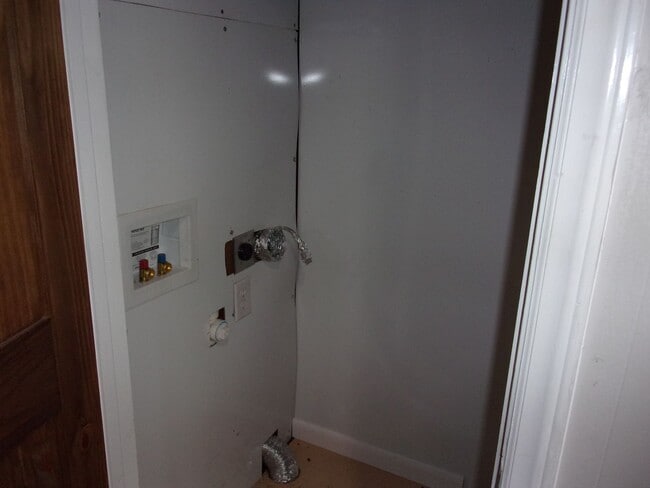 Building Photo - $1,000.00 off 1st Month's Rent - 2 Bedroom...