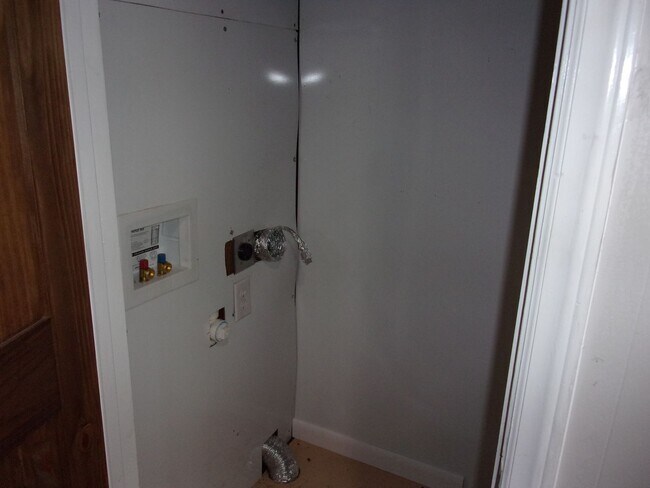 Building Photo - 2 Bedroom 1 Bath Townhome Minutes to Uptow...
