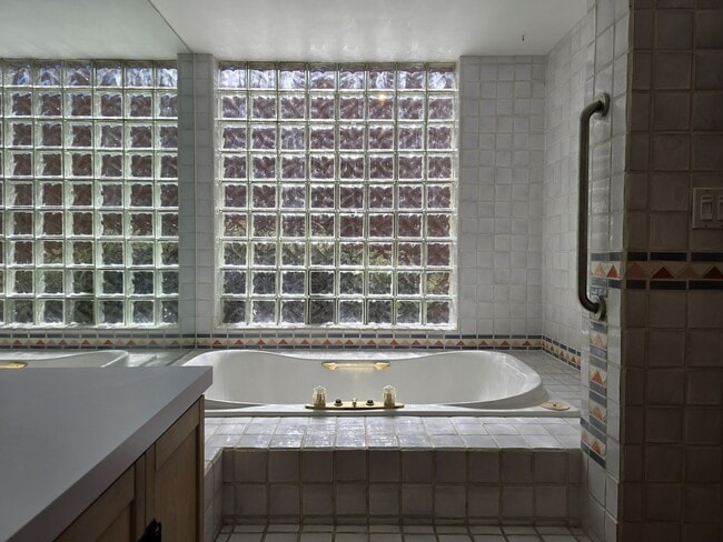 Building Photo - 570 1/2 Garcia St