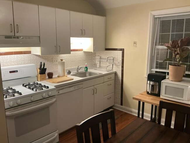 Building Photo - 5561 Ashbourne Rd