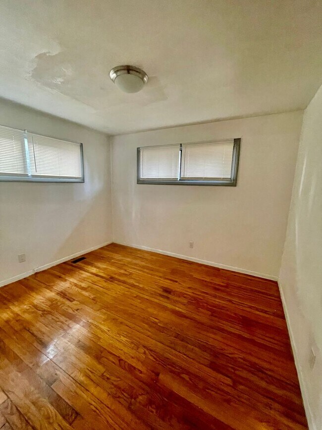 Building Photo - Introducing a charming 3 bedroom, 1 bathroom house located in the heart of Charlotte, NC.