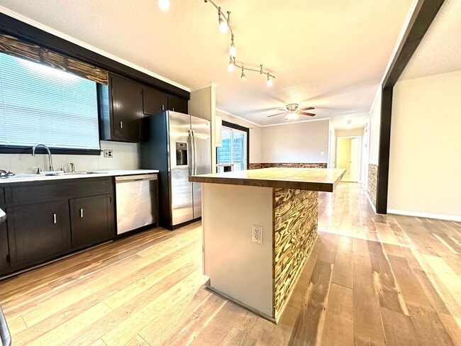 Building Photo - 28 Leonard Dr